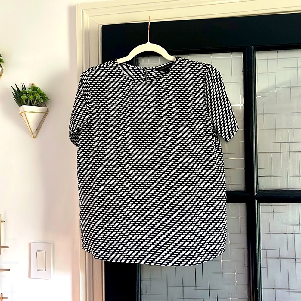 NWT! Banana Republic navy blue and white short-sleeved blouse - size small